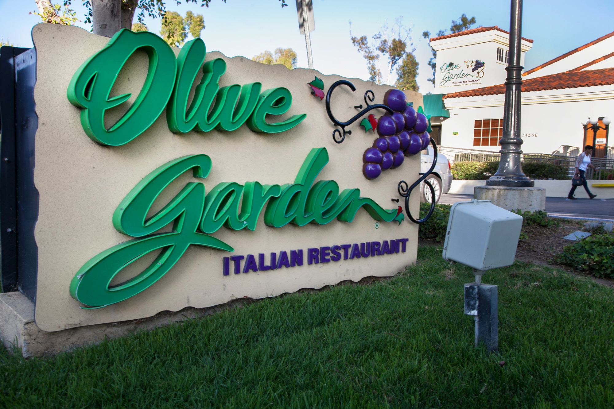 Shares of Olive Garden parent Darden skid after revenue ...