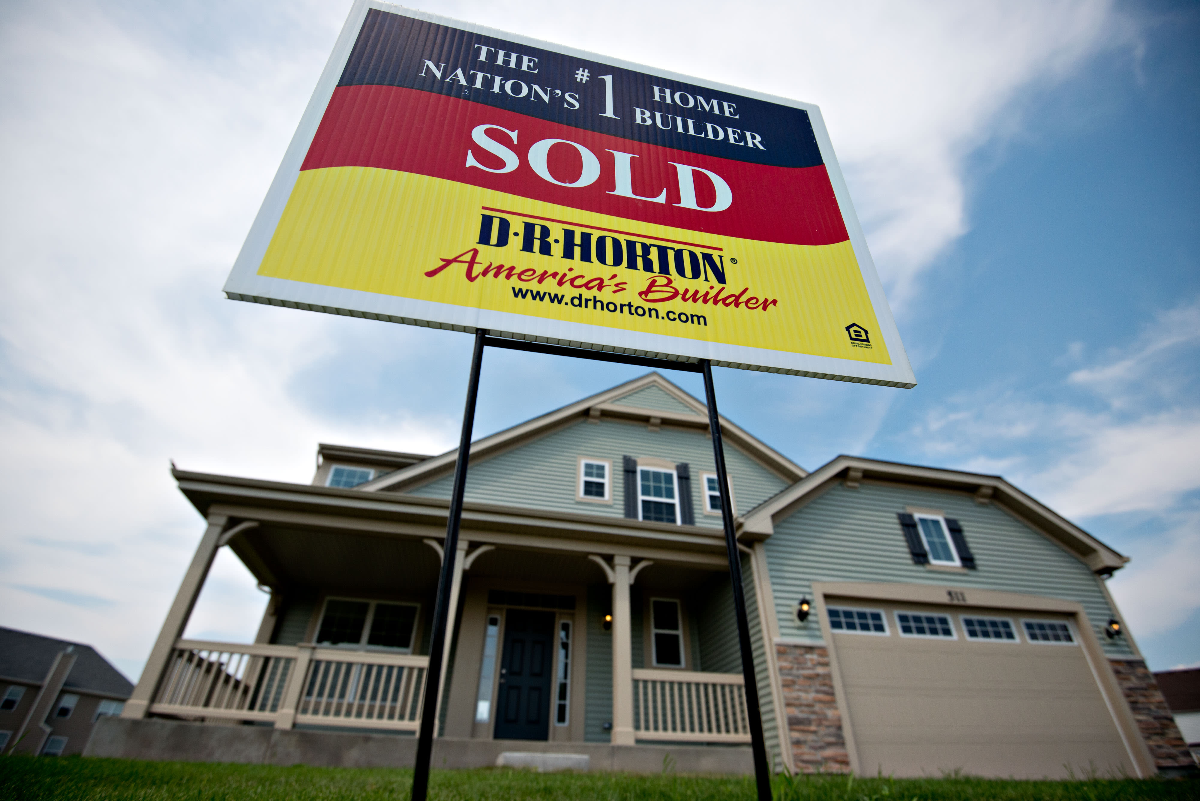 Homebuilder DR Horton sees 2020 home sales above estimates, shares rise