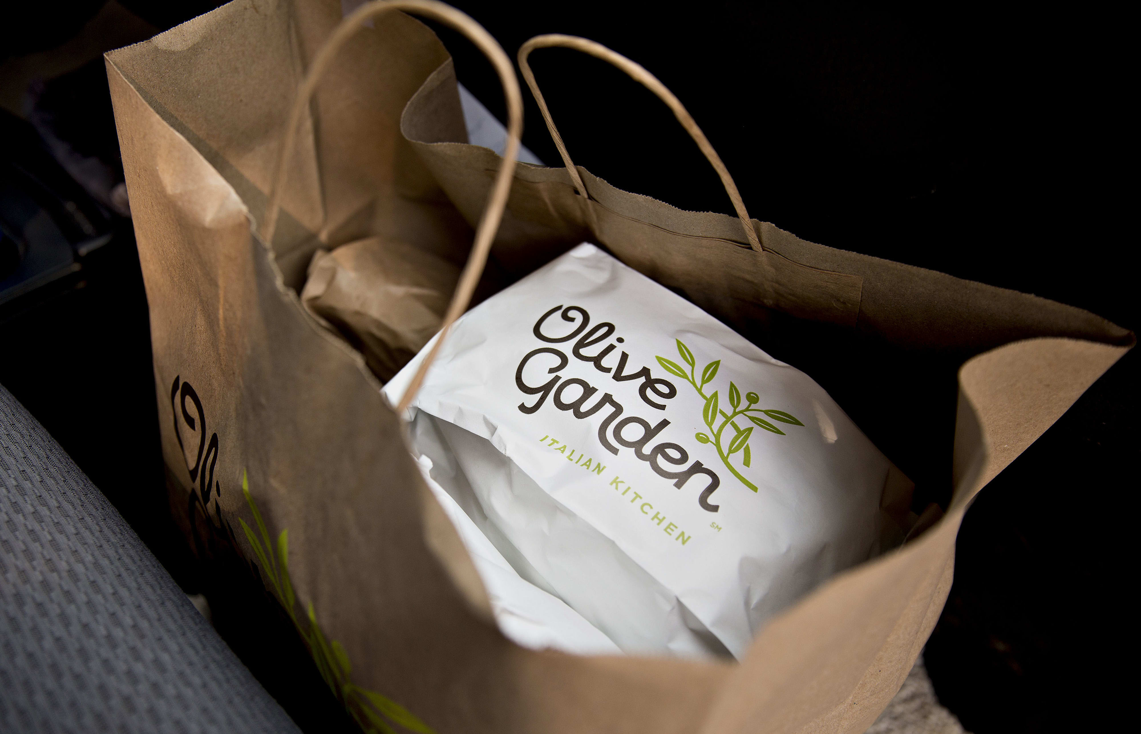 Olive Garden's parent beats on earnings but pulls outlook ...