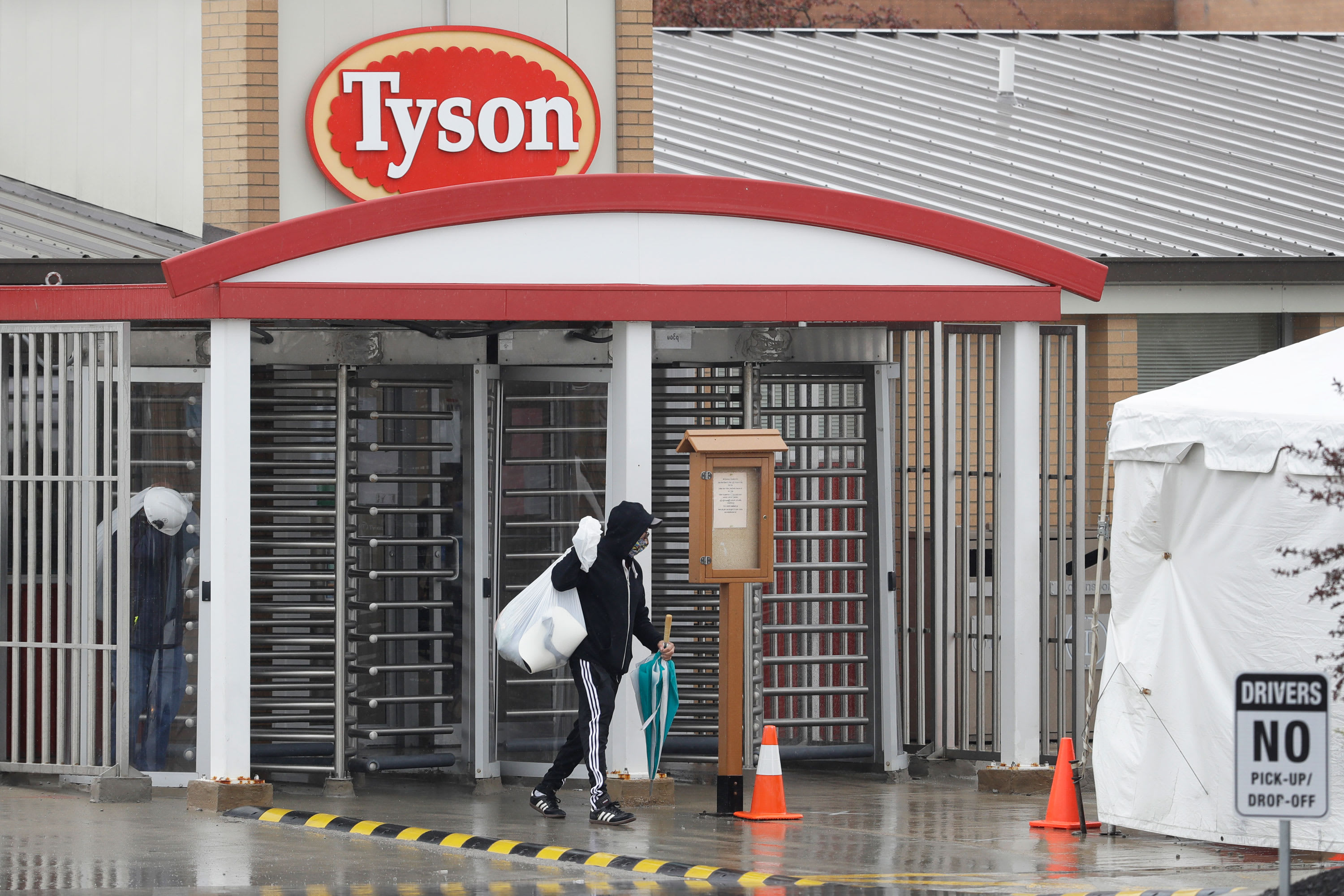 Tyson Foods shares fall 8 as production disruptions take a toll on